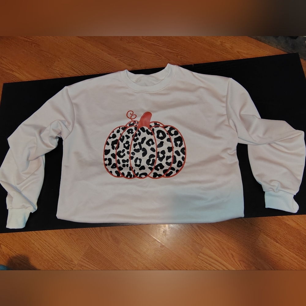 Beige Sweatshirt with Leopard Pumpkin Design